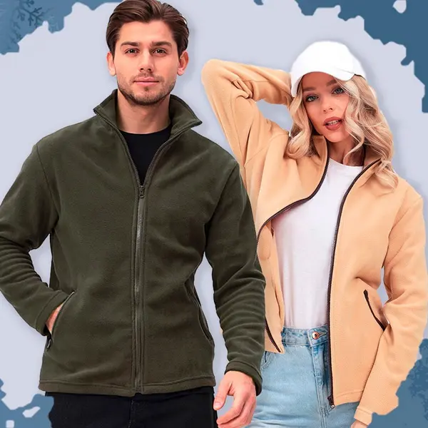Мужчина в оливковой флисовой куртке и женщина в бежевой флисовой куртке с белой кепкой
